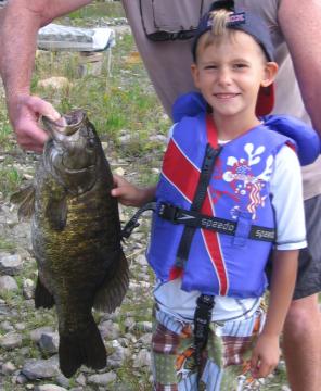 Ethans big fish2.jpg - Ethan's 7.25lb smallmouth bass measuring 21.5" in length - Caught in SouthBay, Manitoulin Island.